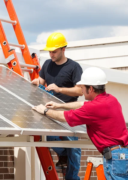 Empregos verdes - Energia solar — Fotografia de Stock