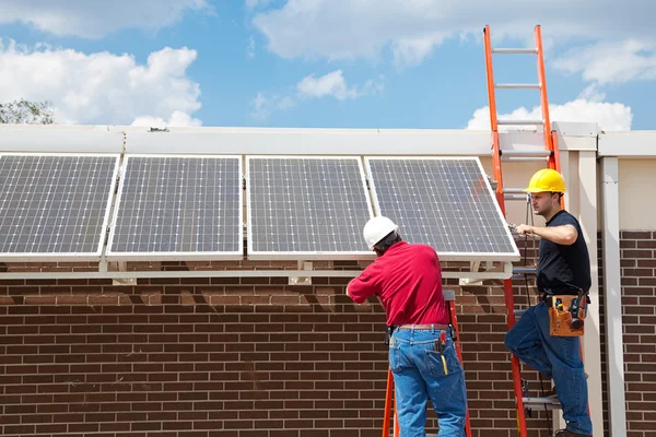 Empregos verdes - Energia solar — Fotografia de Stock