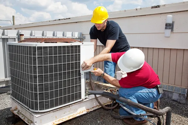 Reparação de ar condicionado industrial — Fotografia de Stock