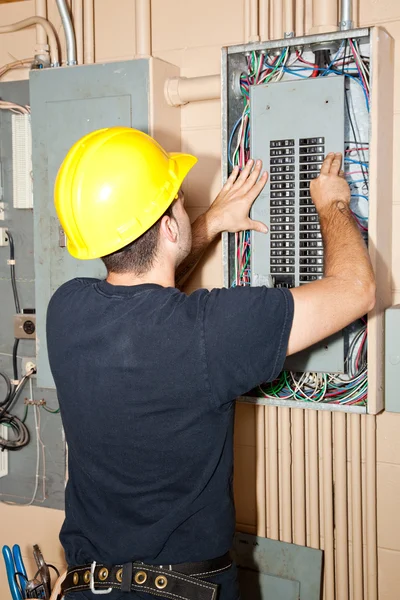 Reparação de painel elétrico industrial — Fotografia de Stock