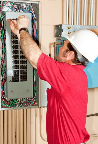 Master elektriker arbetar — Stockfoto