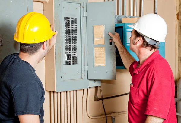 Reparadores examinan panel eléctrico — Foto de Stock