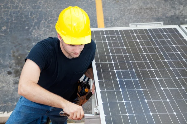 Energia solar - Trabalho do eletricista — Fotografia de Stock