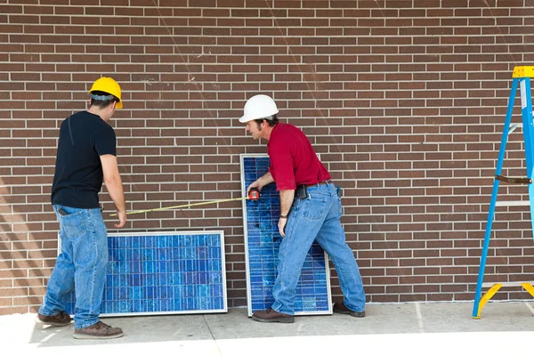 Werknemers met zonnepanelen — Stockfoto