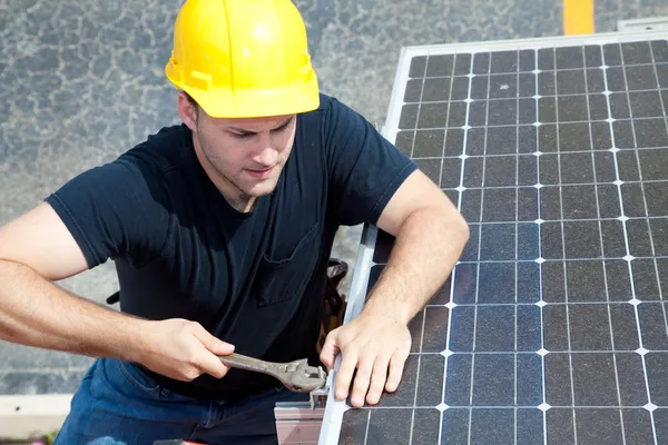 Trabajando en Panel Solar —  Fotos de Stock