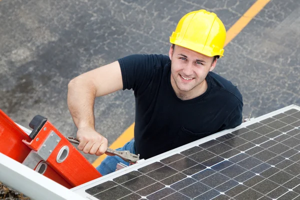 Електромонтажник встановлює панелі сонячних батарей — стокове фото
