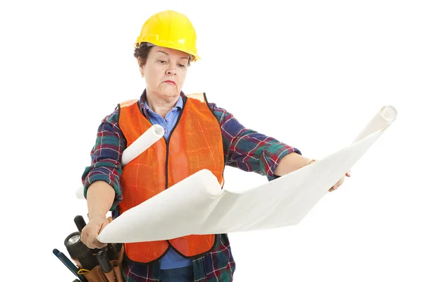 Trabalhador da construção lê planos — Fotografia de Stock