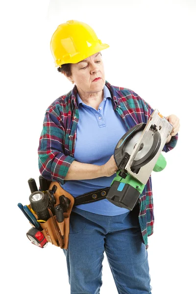 Zaměstnankyně opraví pila — Stock fotografie