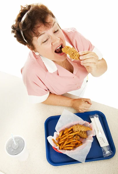 Σερβιτόρα τρώει fast food — Φωτογραφία Αρχείου