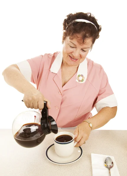 Serveerster gieten koffie — Stockfoto