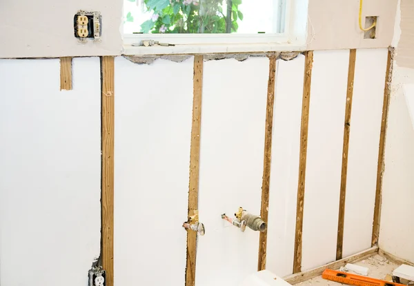 家居装修-绝缘的墙壁水差し充填 - ハリケーンの準備 — 图库照片