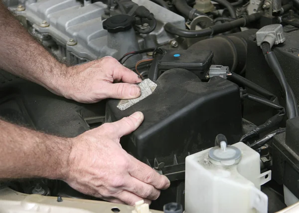 Mechanic Hands On Filter Cover — Stock Photo, Image
