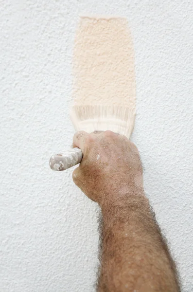 Mão do pintor com escova — Fotografia de Stock