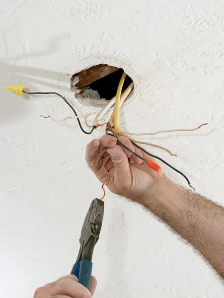 Prostowanie kabli elektrycznych — Zdjęcie stockowe