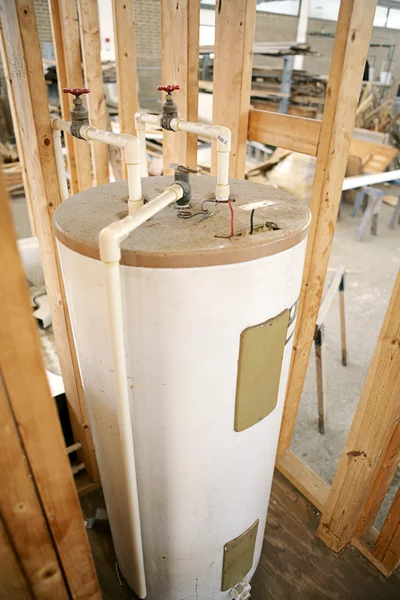Varmvattenberedare installerad — Stockfoto