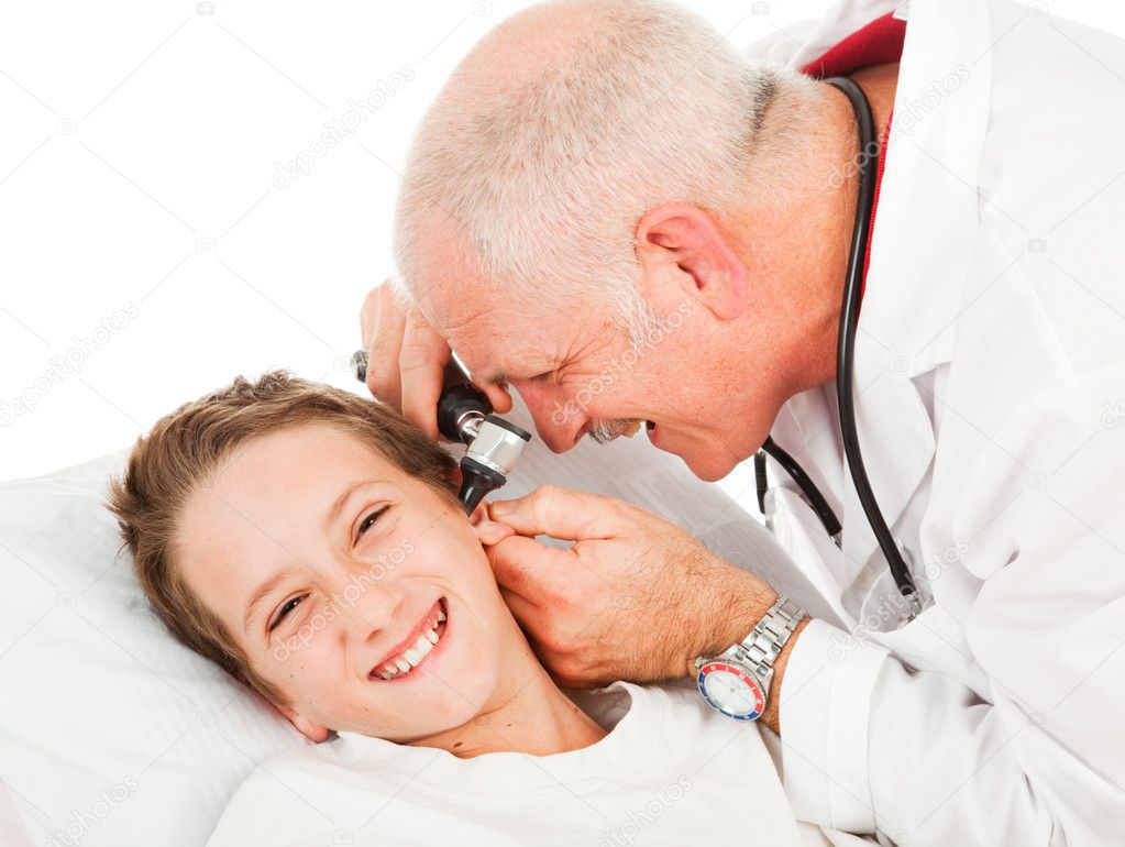 Le Médecin Examine L'oreille Avec Un Otoscope Dans Une Chambre De