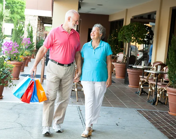 Seniorin beim Einkaufen - sie trägt ihre Taschen — Stockfoto