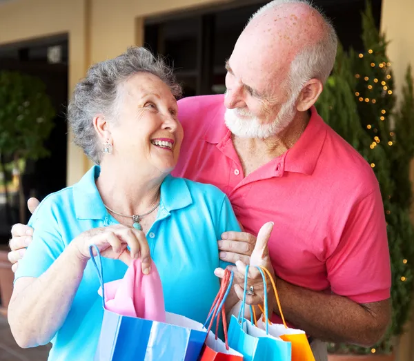 Shopping seniorer i kärlek — Stockfoto
