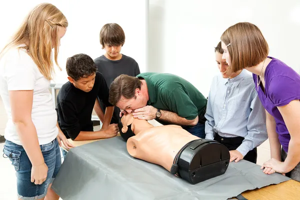 Высокий класс здоровья в школе - CPR — стоковое фото