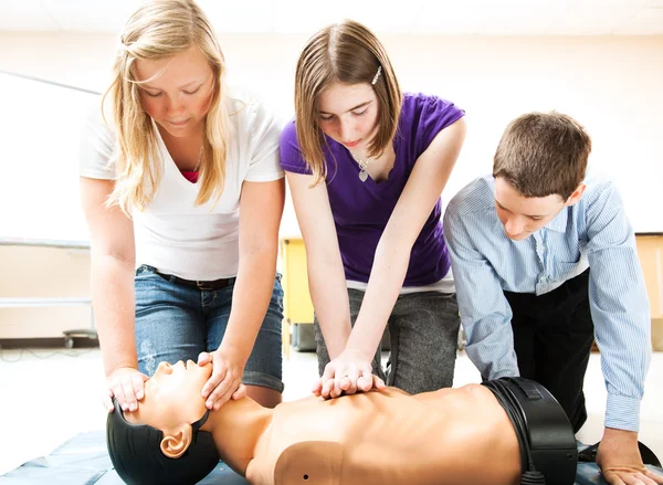 Estudantes praticando CPR Lifesaving — Fotografia de Stock