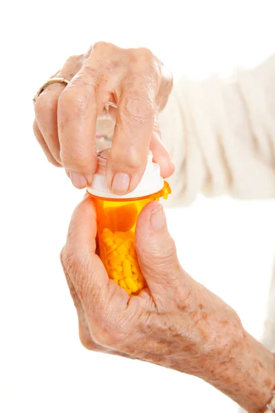 Mãos seniores na garrafa de prescrição — Fotografia de Stock