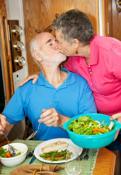 Matservering med en kyss — Stockfoto