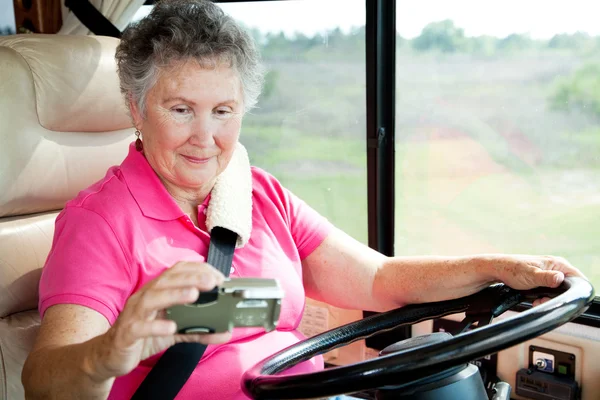 RV Senior - Mulher usando GPS — Fotografia de Stock
