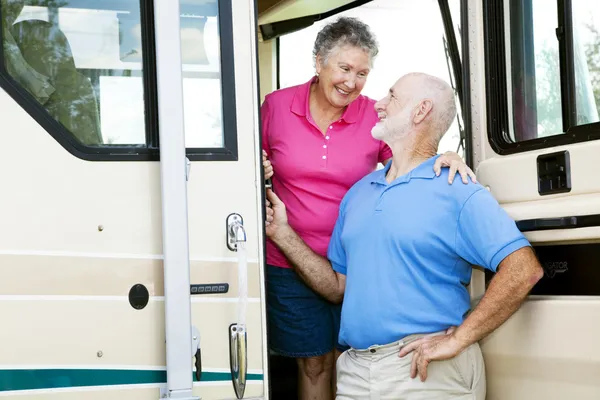Rv-Seniorenpaar verliebt — Stockfoto