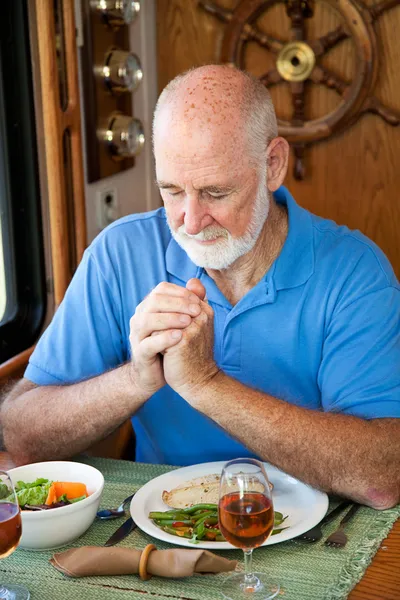 RV starszy człowiek - zdrowe jedzenie — Zdjęcie stockowe