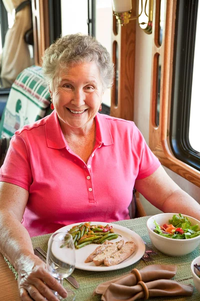 RV старша жінка їдальня — стокове фото