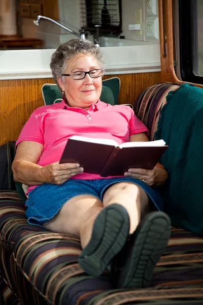 РВ Пожилая женщина читает — стоковое фото