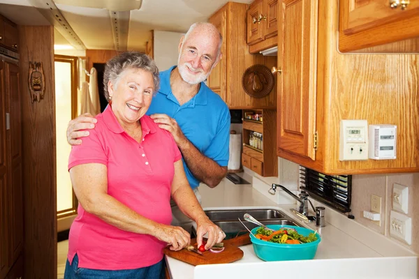 Rv senioren - Gemeinsam kochen — Stockfoto