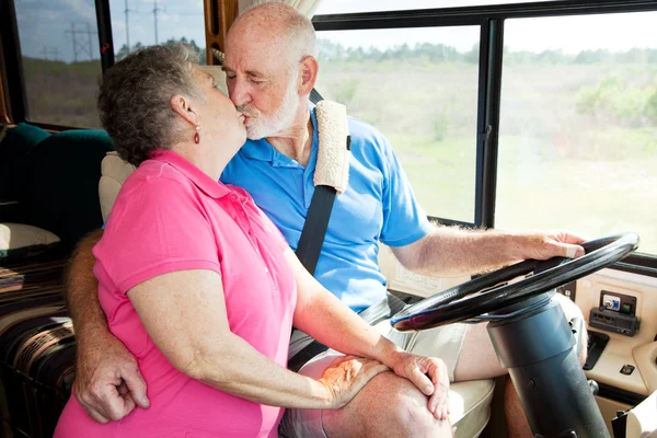 Rv yaşlılar dikkat dağıtıcı sürüş- — Stok fotoğraf