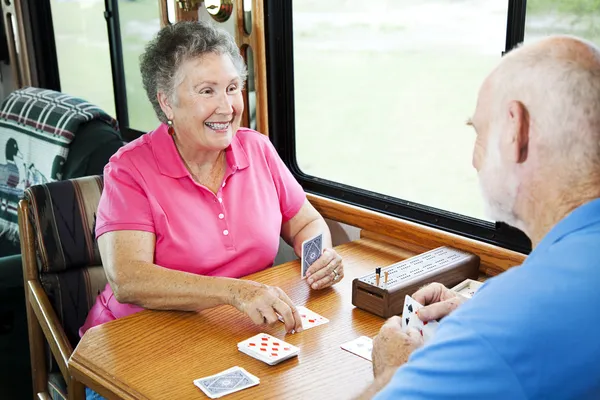 RV seniorów - gra w karty — Zdjęcie stockowe