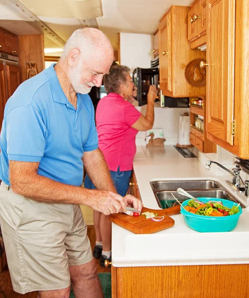 RV senioren maken van het diner — Stockfoto
