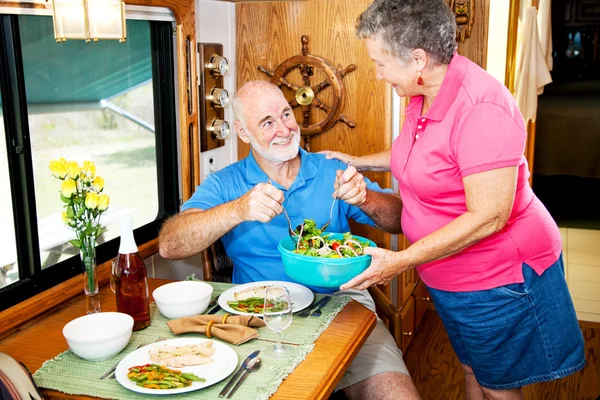 RV seniorer - som serverar sallad — Stockfoto