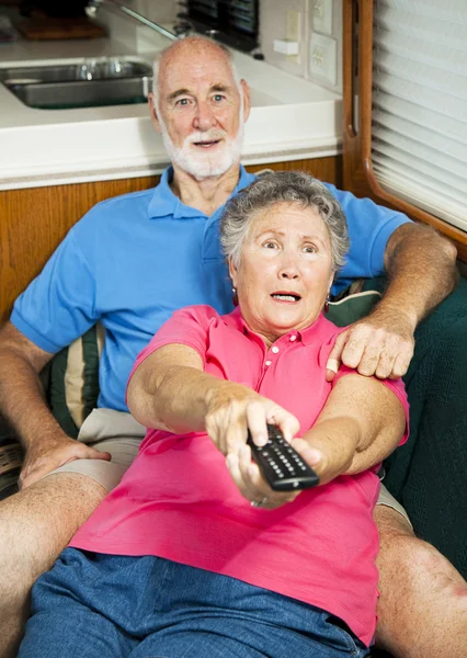 RV senioren - geschokt door tv-inhoud — Stockfoto