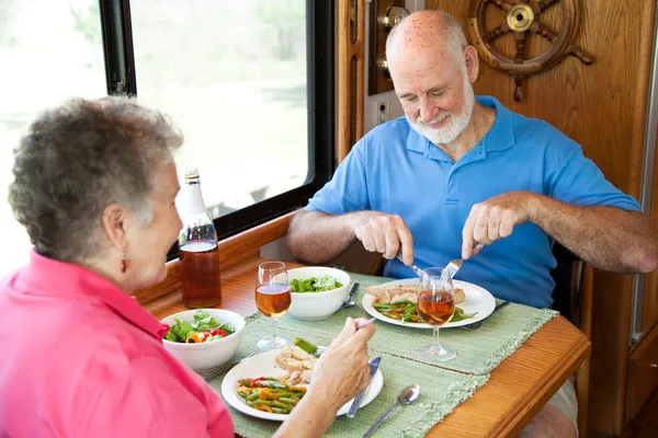 休旅车老年人享受晚餐 — 图库照片