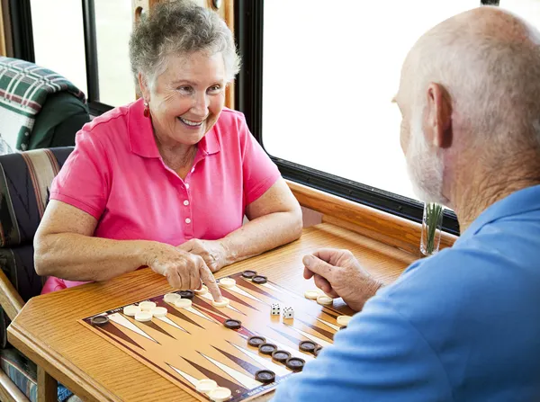 RV літніх людей грати Backgammon — стокове фото