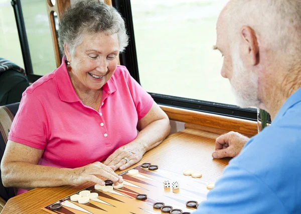 RV Seniors Jogar jogo de tabuleiro — Fotografia de Stock