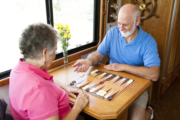 RV senioři hrají stolní hra — Stock fotografie