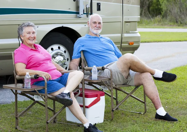 RV idősek pihentető a szabadban — Stock Fotó