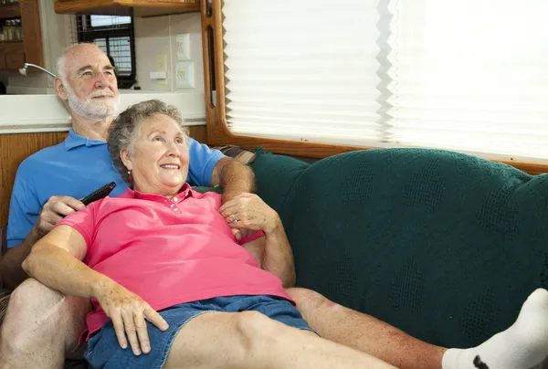 RV літні люди відпочивають на дивані — стокове фото