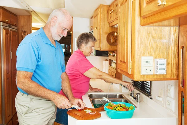 RV senioren in keuken — Stockfoto