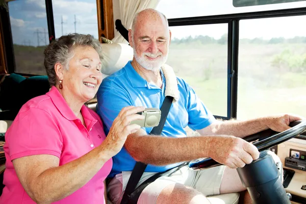 Пожилые люди с GPS — стоковое фото