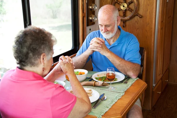 Seniorenpaar - Gebet beim Essen — Stockfoto