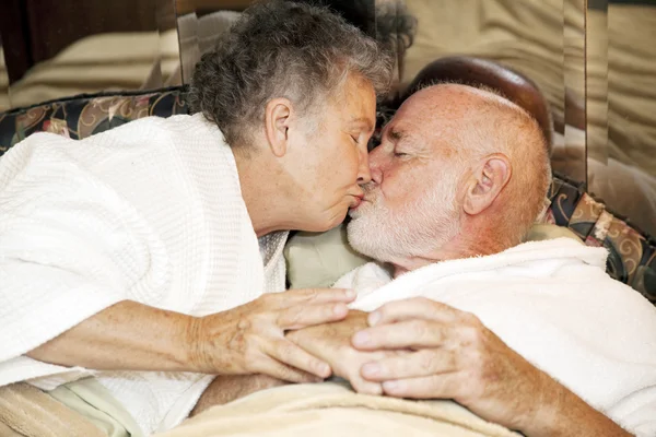 Senior koppel goodnight kiss — Stockfoto