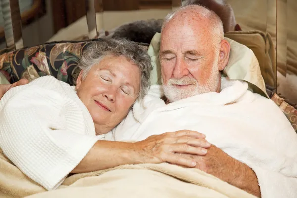 眠っている年配のカップル — ストック写真