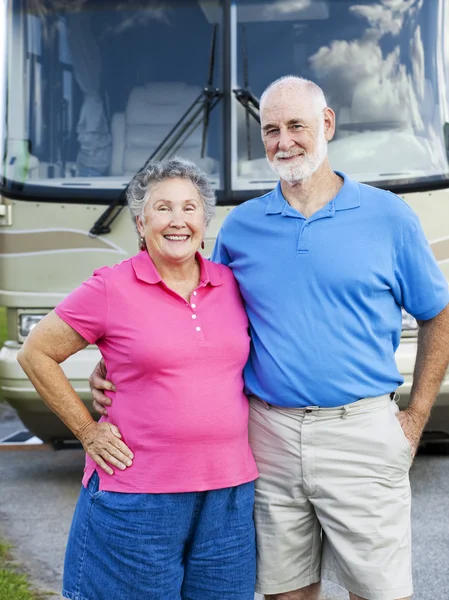 Senioren-Paar mit rv — Stockfoto