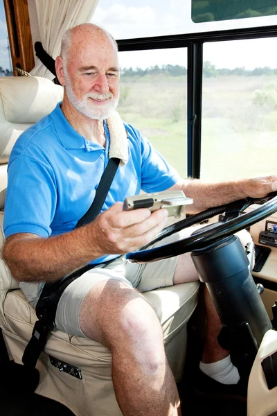 Старший водитель с помощью GPS — стоковое фото